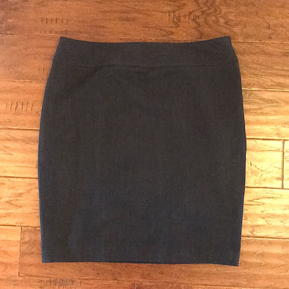 🌸 3/$25 Liz Claiborne dark gray pencil skirt